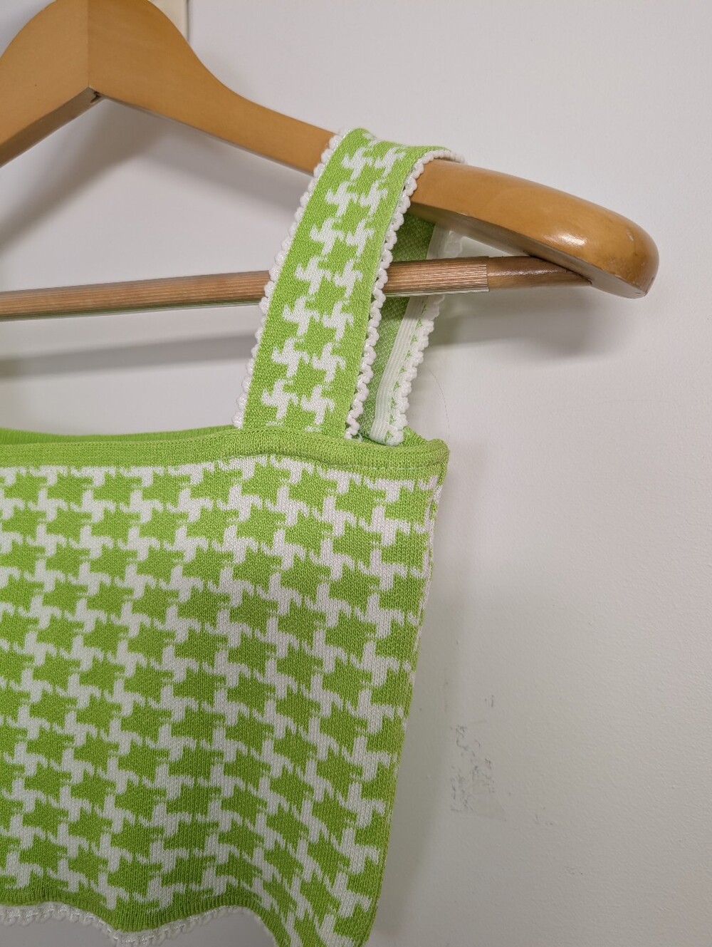 GREEN & WHITE HOUNDSTOOTH KNIT CROP CAMI SIZE MEDIUM 💚✨ - Picture 3 of 6